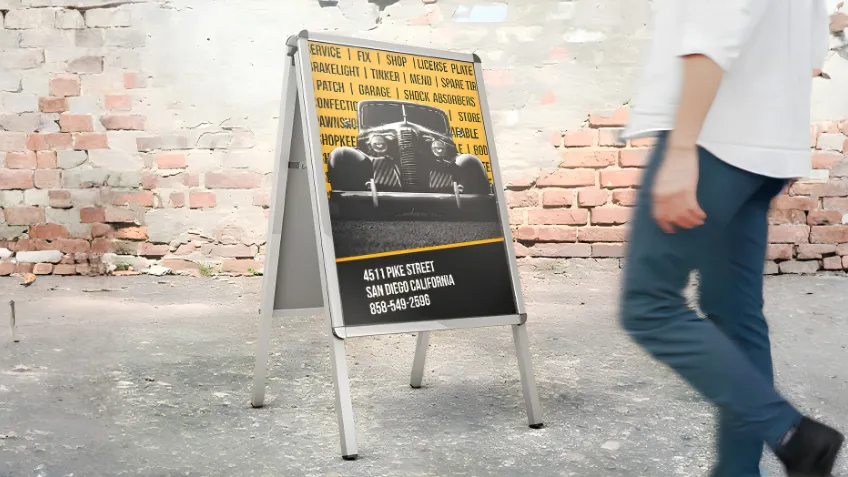 Hliníkové reklamní áčko s plakátem umístěné venku