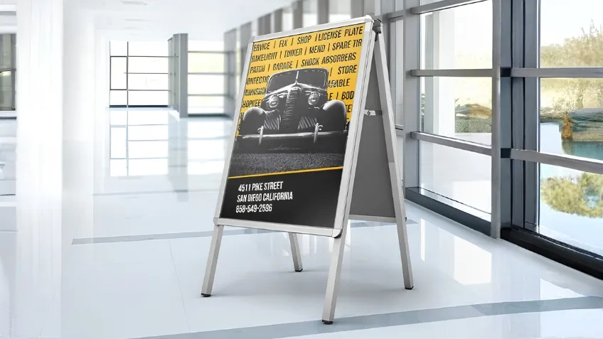 Hliníkové reklamní áčko s plakátem umístěné v interiéru