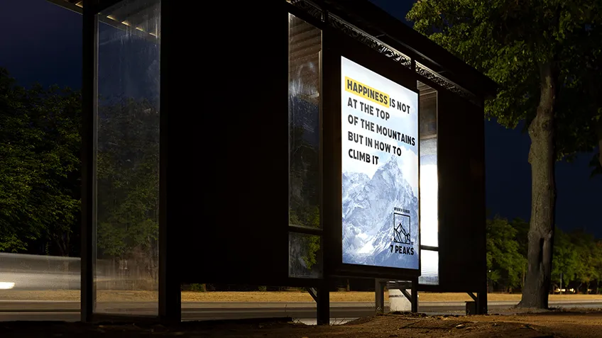 Podsvícený reklamní plakát na autobusové zastávce v noci