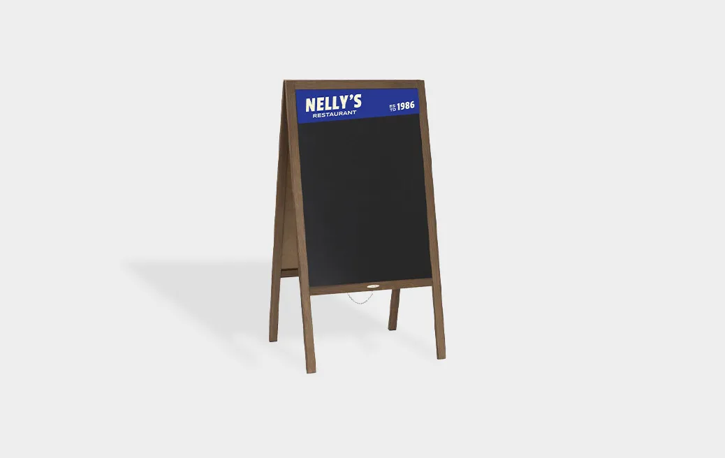 Dřevěné reklamní áčko s křídovou tabulí, s potiskem